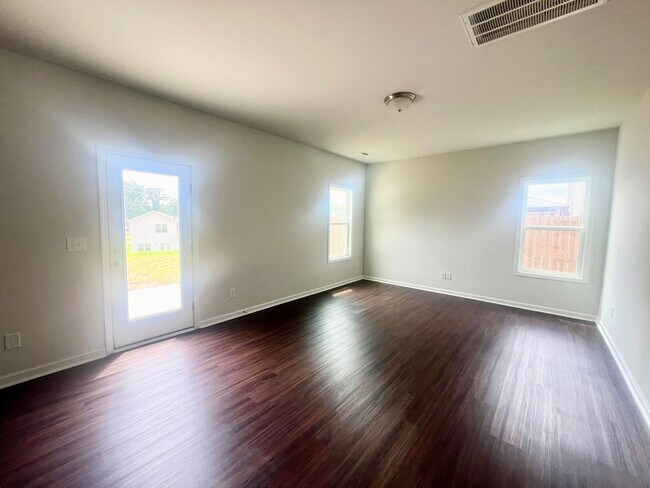 Building Photo - Welcome Home! 4BR/2.5BA in Manning Crossing – Elon