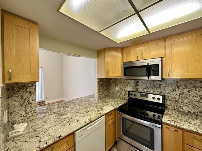 Building Photo - Spacious 2 Bed 2 Bathroom!!