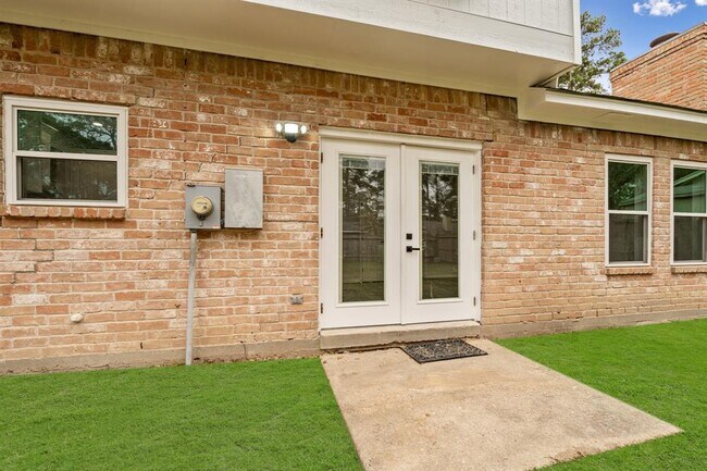 Building Photo - 11923 Pondwood Dr