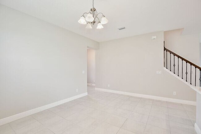 Building Photo - Elegant 5/3 Wilshire Model House with Cove...
