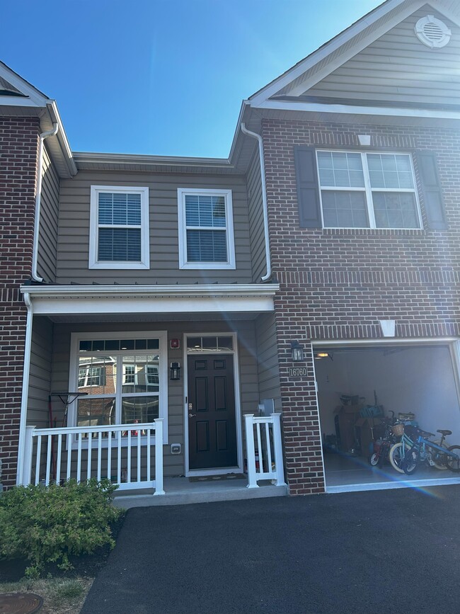 Building Photo - 16760 River View Cir
