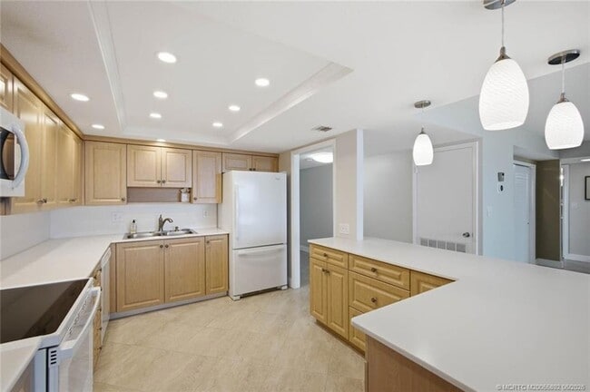 Building Photo - 10410 S Ocean Dr