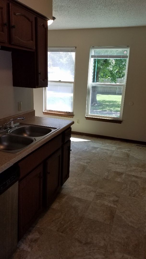 Building Photo - 8510 W Maple St