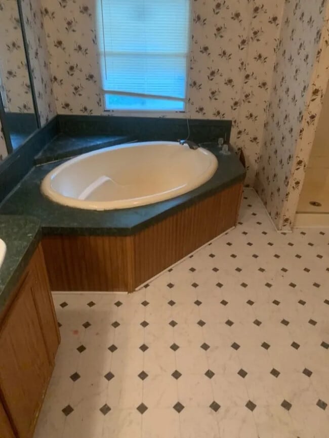 Building Photo - 3 Bedroom 2 Bedroom House