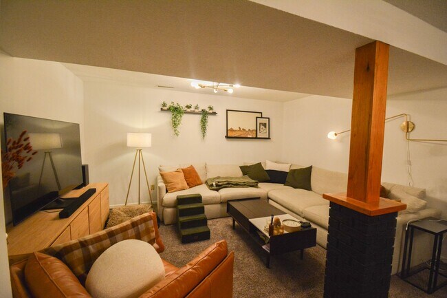 Building Photo - Charming 3-Bed, 2.5-Bath Split-Level Home ...