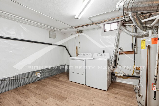 Building Photo - Spacious Home with Central AC and Washer/Dryer