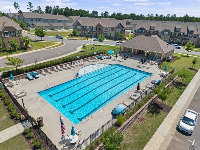 Building Photo - Beautiful 3 bed, 2.5 bath townhome in The ...