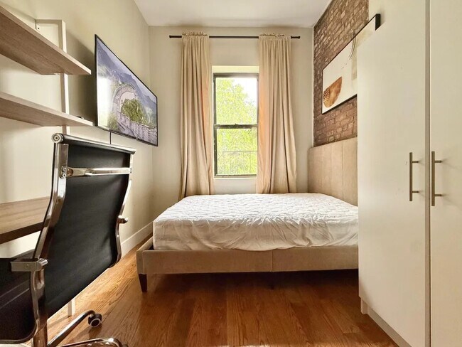 Building Photo - Furnished room/NOT APARTMENT