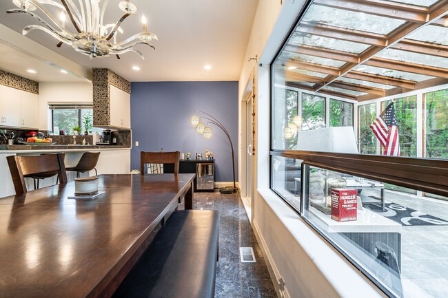 Building Photo - Beautiful 4 Beds and 2.5 Baths house with ...
