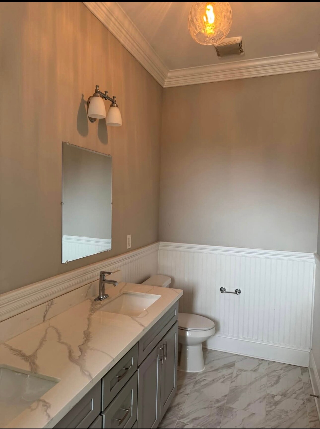 Primary bathroom with 2 sinks - 3535 Delachaise St