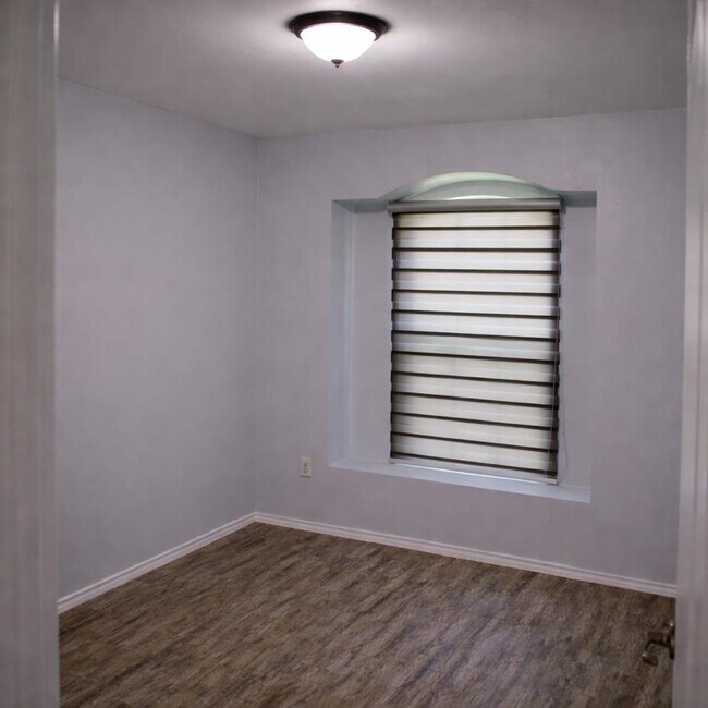 Building Photo - 427 Peyramale Ct