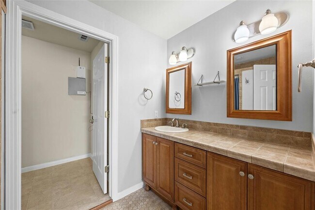 Building Photo - 2631 W 45th St