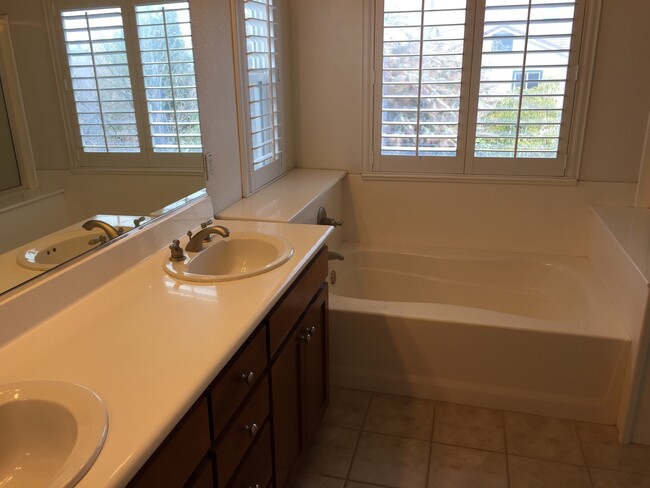 Building Photo - 4 Bed, 3.5 Bath Antioch Home with Loft