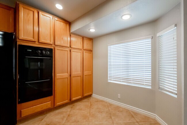Building Photo - 10024 Sail Landing Ct