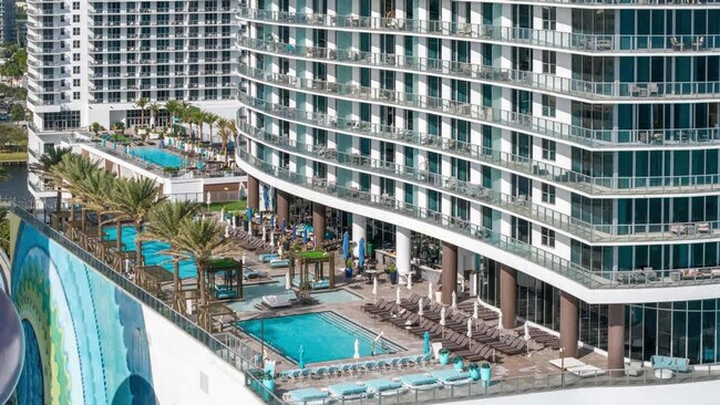 Building Photo - 4011 S Ocean Dr