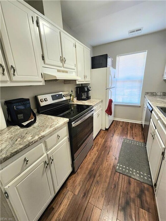 Building Photo - Updated and charming townhouse in heart of...