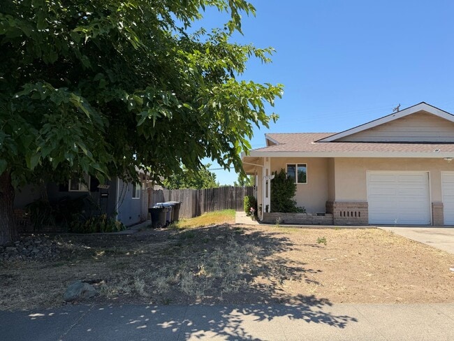 Building Photo - 5725 Woodleigh Dr