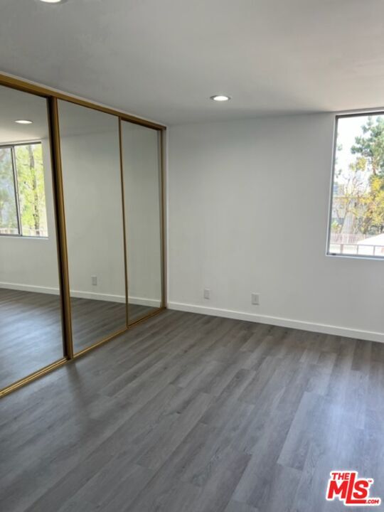 Building Photo - 100 S Doheny Dr