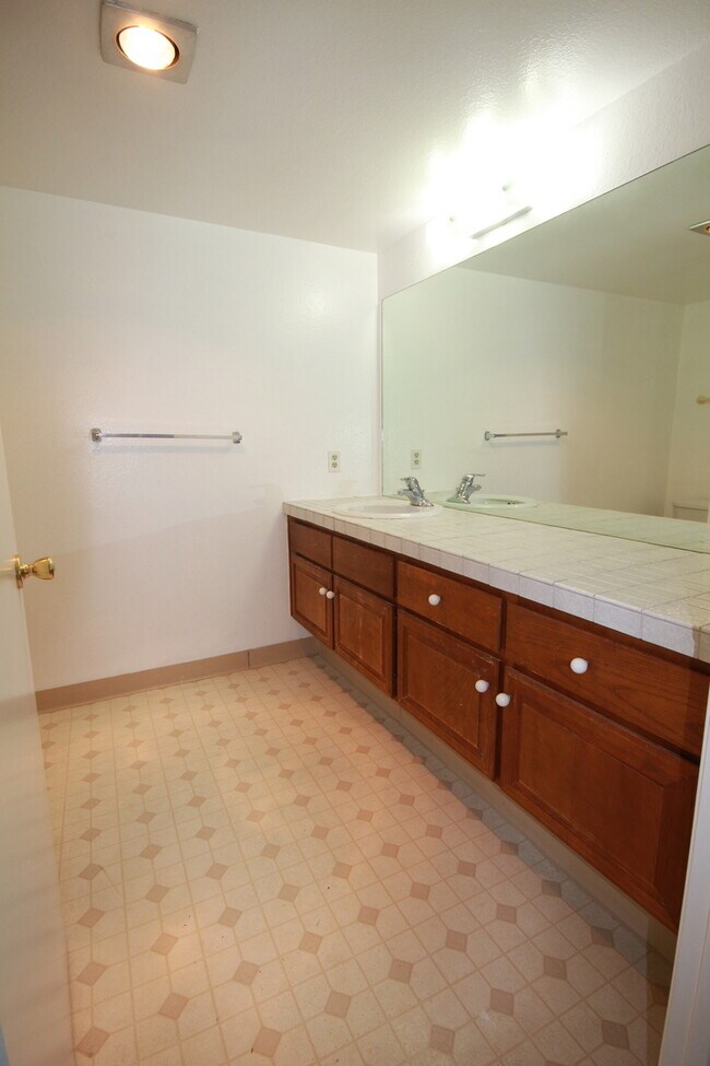 Building Photo - 3 Bedroom/2.5 Bath Townhouse in Heart of UTC