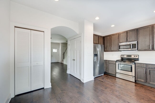 Building Photo - Beautiful 2BE/2.5BA townhouse located in the very desirable Nations!