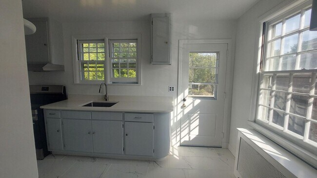 Building Photo - Cape Style Single Family 2 Bedroom/ 1 Bath...