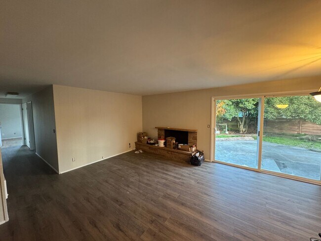 Building Photo - Great Vintage Home!