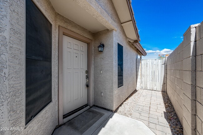 Building Photo - 2075 S Peppertree Dr