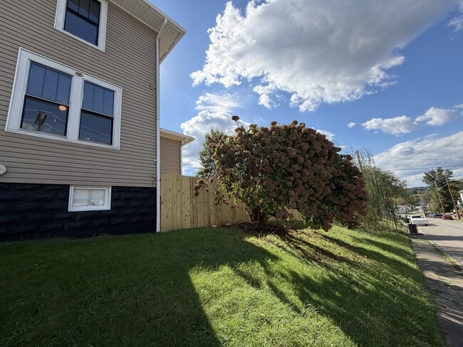 Primary Photo - 403 Pine St
