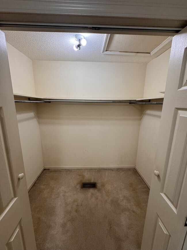 Building Photo - 112 Oak Leaf Cir