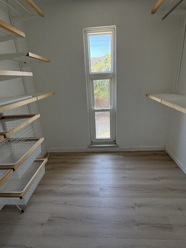Building Photo - Updated Lauriedale 1 bd/1 ba Condo | Cats Welcome | Pools, Gym & Covered Parking | 10' x 10' Stor...