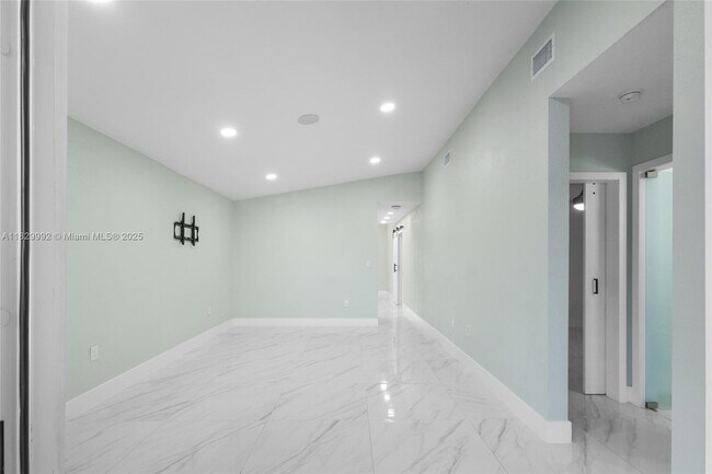 Building Photo - 2515 W 65th St