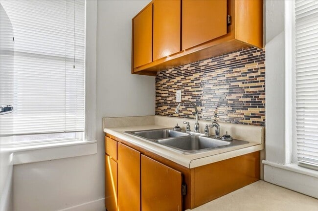 Building Photo - Cozy 1-Bedroom Apartment in Midtown – $1,300/month
