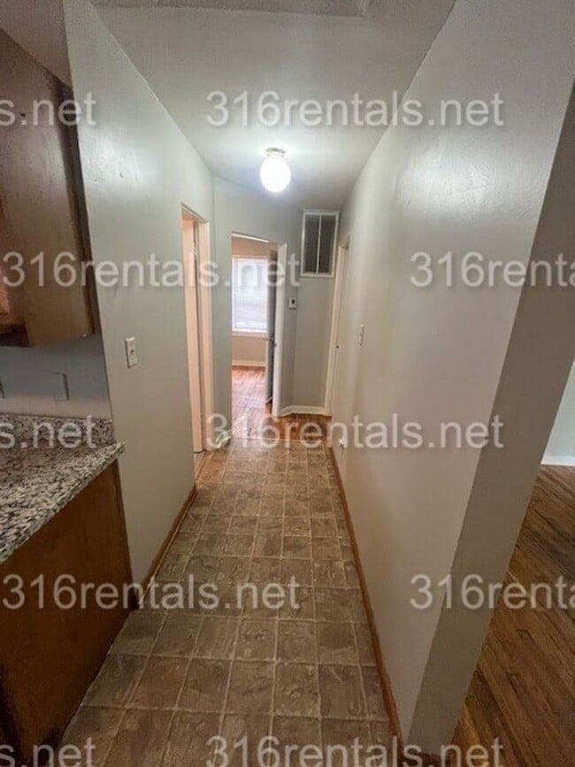Building Photo - $1025 - 3 bedroom / 1.5 bathroom - Single ...