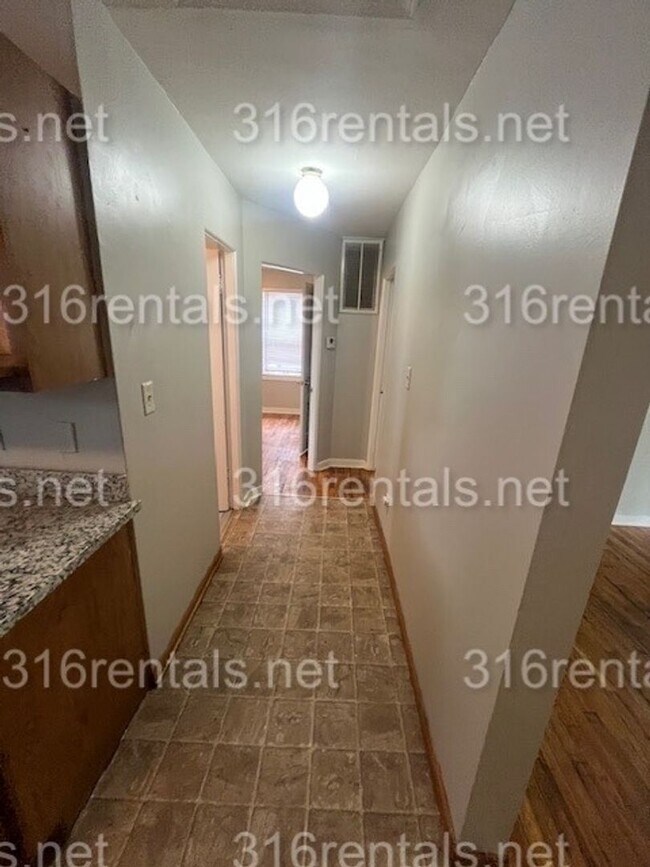 Building Photo - $999 - 3 bedroom / 1.5 bathroom - Single F...
