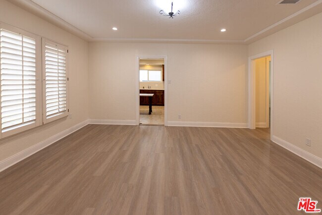 Building Photo - 4360 Kraft Ave