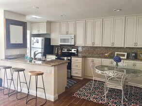 Building Photo - Luxury One Bedroom Apartment in La Jolla Village! Shared Garage Parking! AC! Washer & Dryer!