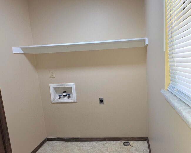 Building Photo - 3 Bedrooms, 2 baths, 2 Living Areas!  $1,295!