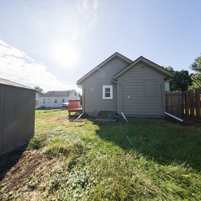 Building Photo - 1001 Maish Ave