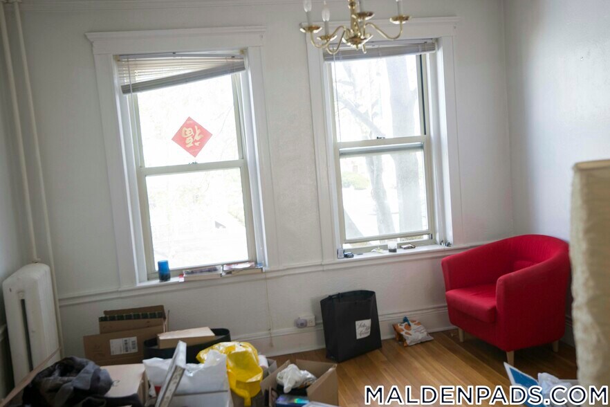 Building Photo - 90 Maple St