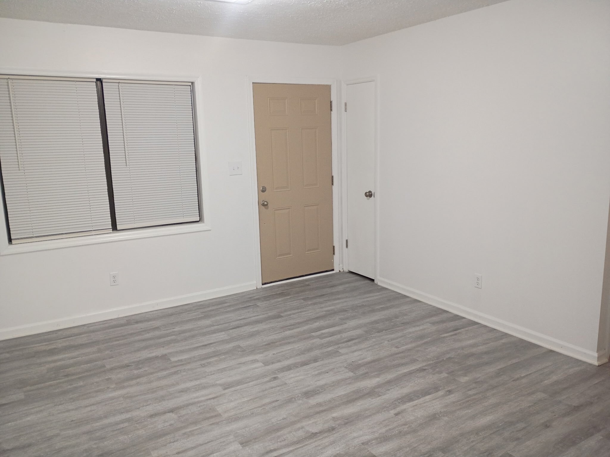 Building Photo - 14 Flint Dr