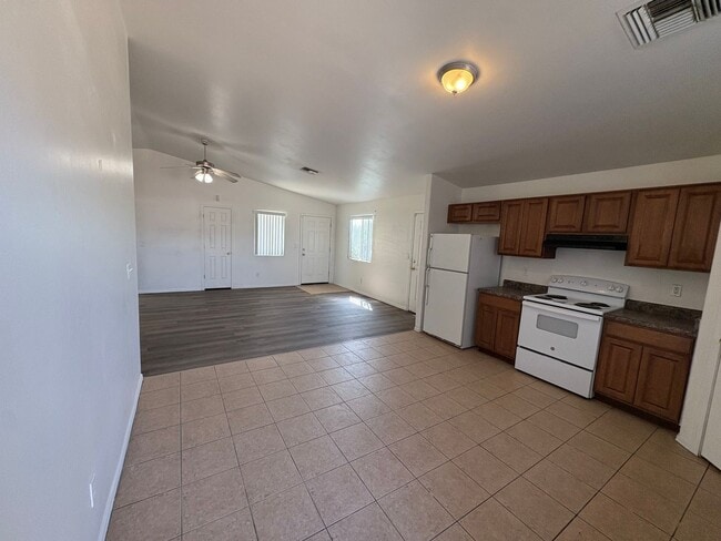 Building Photo - 2109 E Pinal Vista