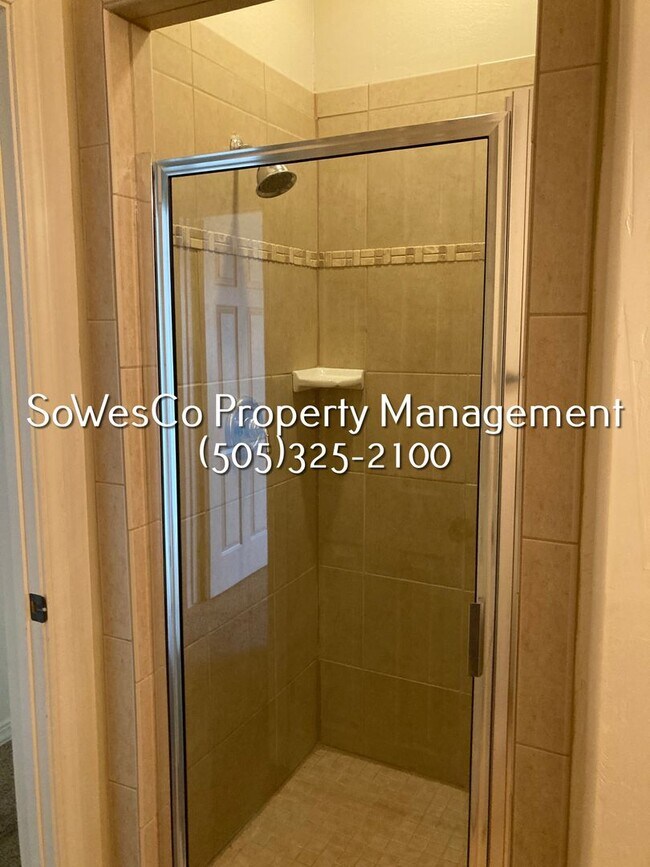 Building Photo - 3 Bedroom 2 Bath - three story home with Garage