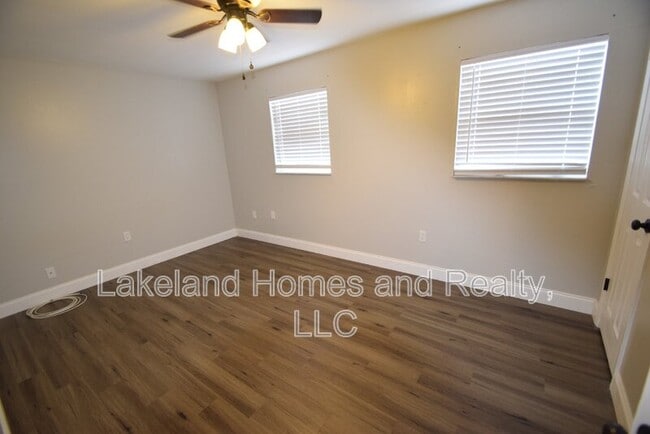 Building Photo - 945 Castle Way