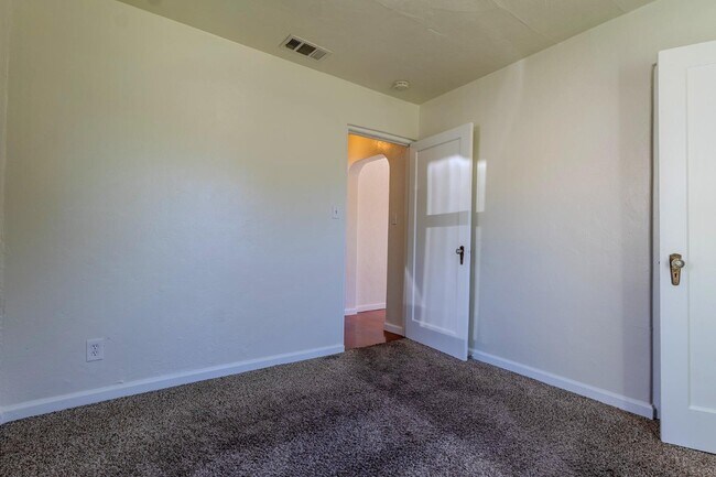Building Photo - 2137 Raymond Ave