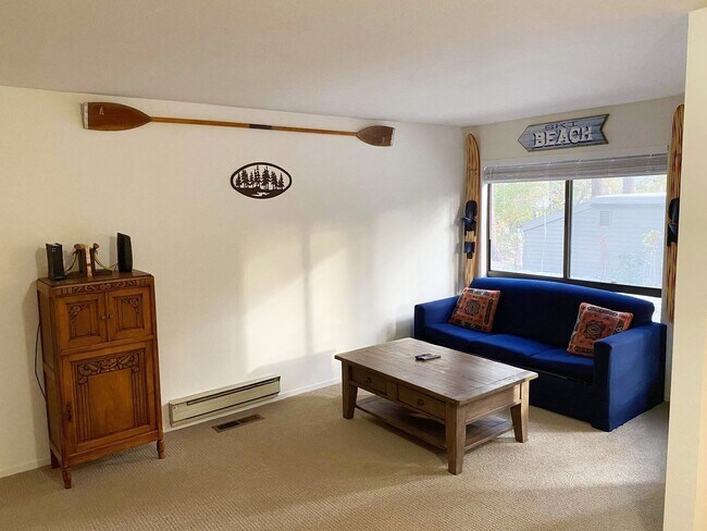 Building Photo - 3 Bedroom Condo w a Summer Pool - Blocks from Incline Beach!!