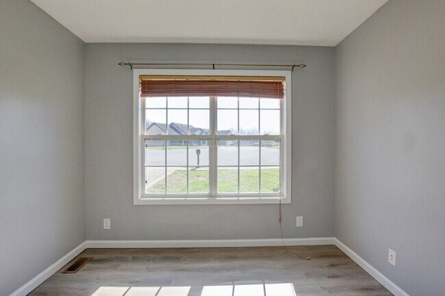 Building Photo - Sweet 3 bed 2 bath.  Cat friendly.