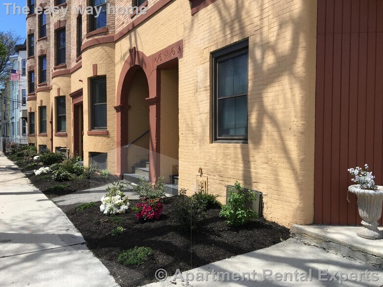 Building Photo - 102 Willow St