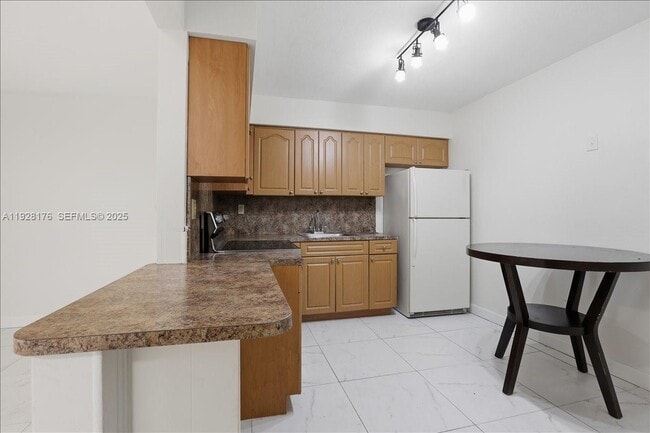 Building Photo - 6111 SW 39th Ct