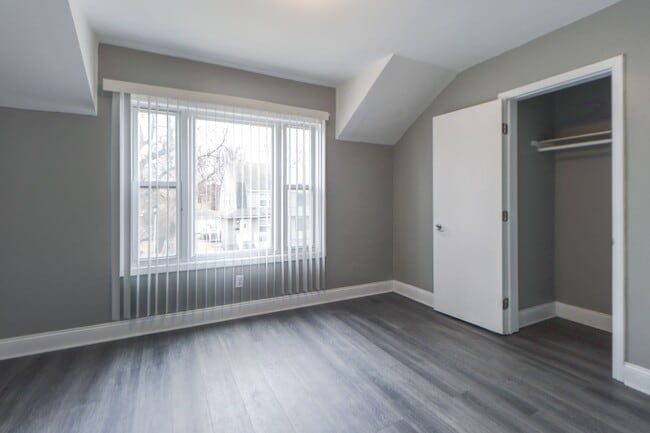 Building Photo - Spacious 3 Bedroom Sunnyside Duplex