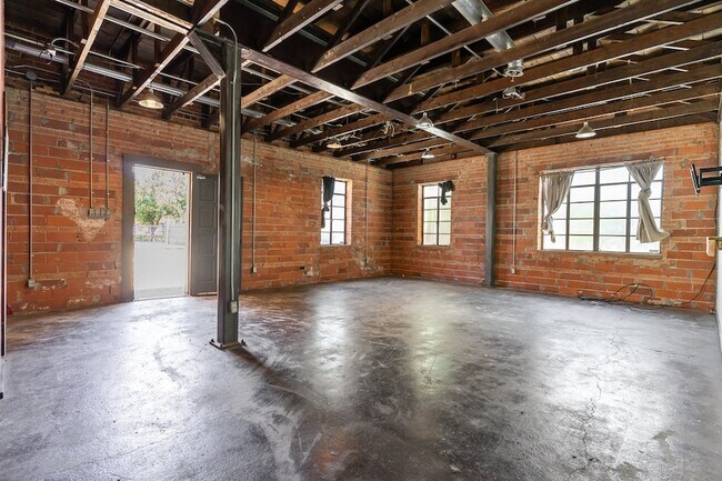 Building Photo - 2602 Kings Rd